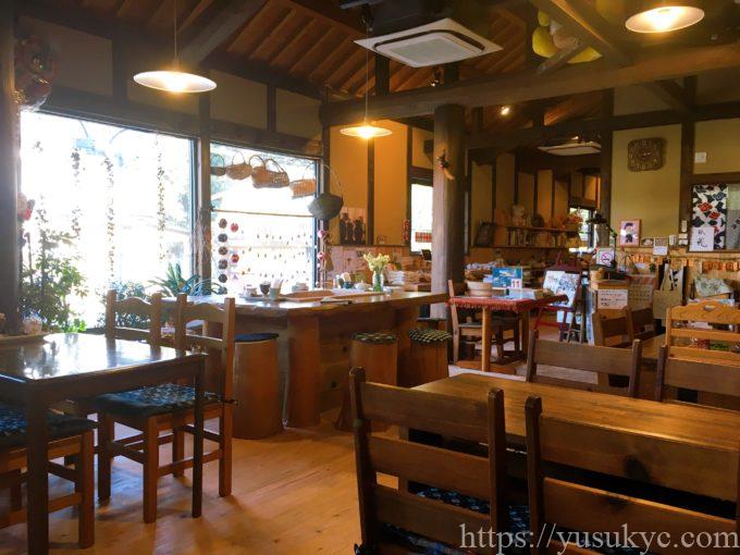 十余布陶(とよふと)の店内