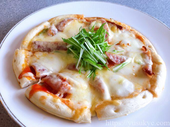 アミアンのモッツァレラチーズとソーセージのピザ