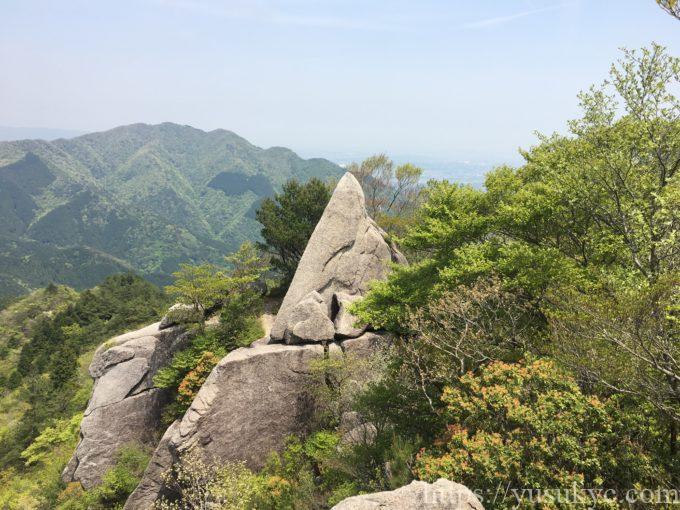 入道ヶ岳イワクラ尾根コースの仏岩