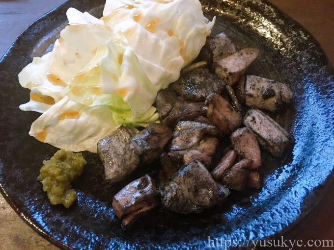 南国居酒屋おじぃのメニュー(鶏むねもも肉の黒焼き)