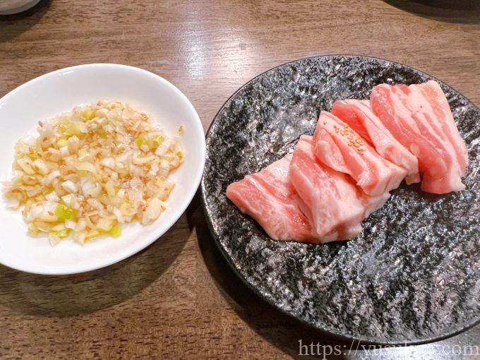 炭火焼肉桜花のメニュー(ネギ塩豚バラ)