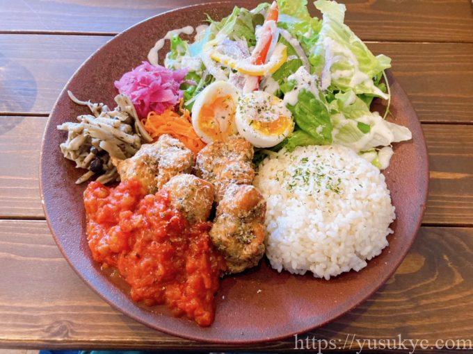 クレマアマートコーヒーのランチメニュー(ハーブ唐揚げ)